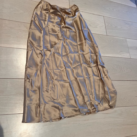 Reformation Petites Layla Silk Skirt in Sand - NWT never worn 2P - Picture 4 of 5